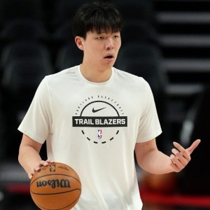 开云-健康第一！杨瀚森因背部拉伤缺战G联赛：穿便装场边观战